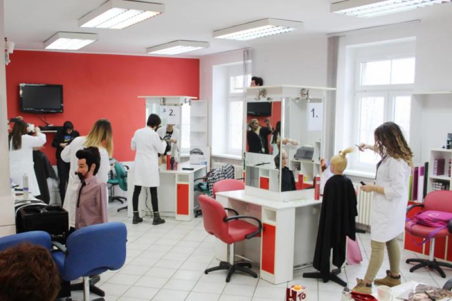 Ministarstvo eksperimentira i s budućim frizerima: Školovat će se godinu dana duže uz manje prakse