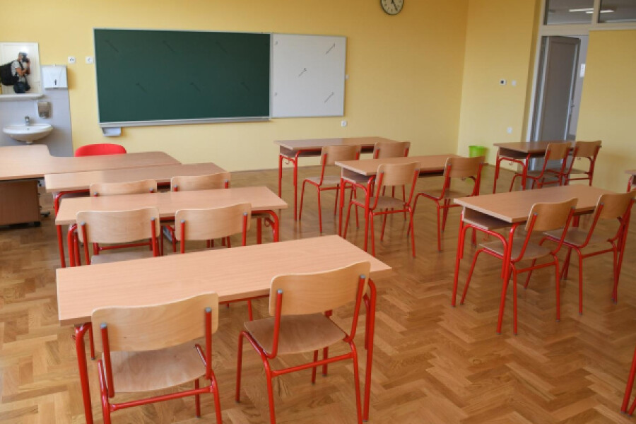 Nastavnice otkrile situacije na online nastavi: ‘Usred ispita uočila sam učenikovu majku ispod stola…‘